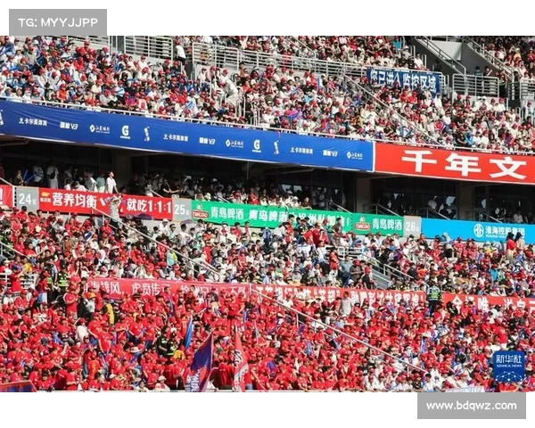 中国足球热潮再起 动力伞照亮苏超夜空 镇江创新体育旅游新模式 中国足球热潮再起 动力伞照亮苏超夜空 镇江创新体育旅游新模式